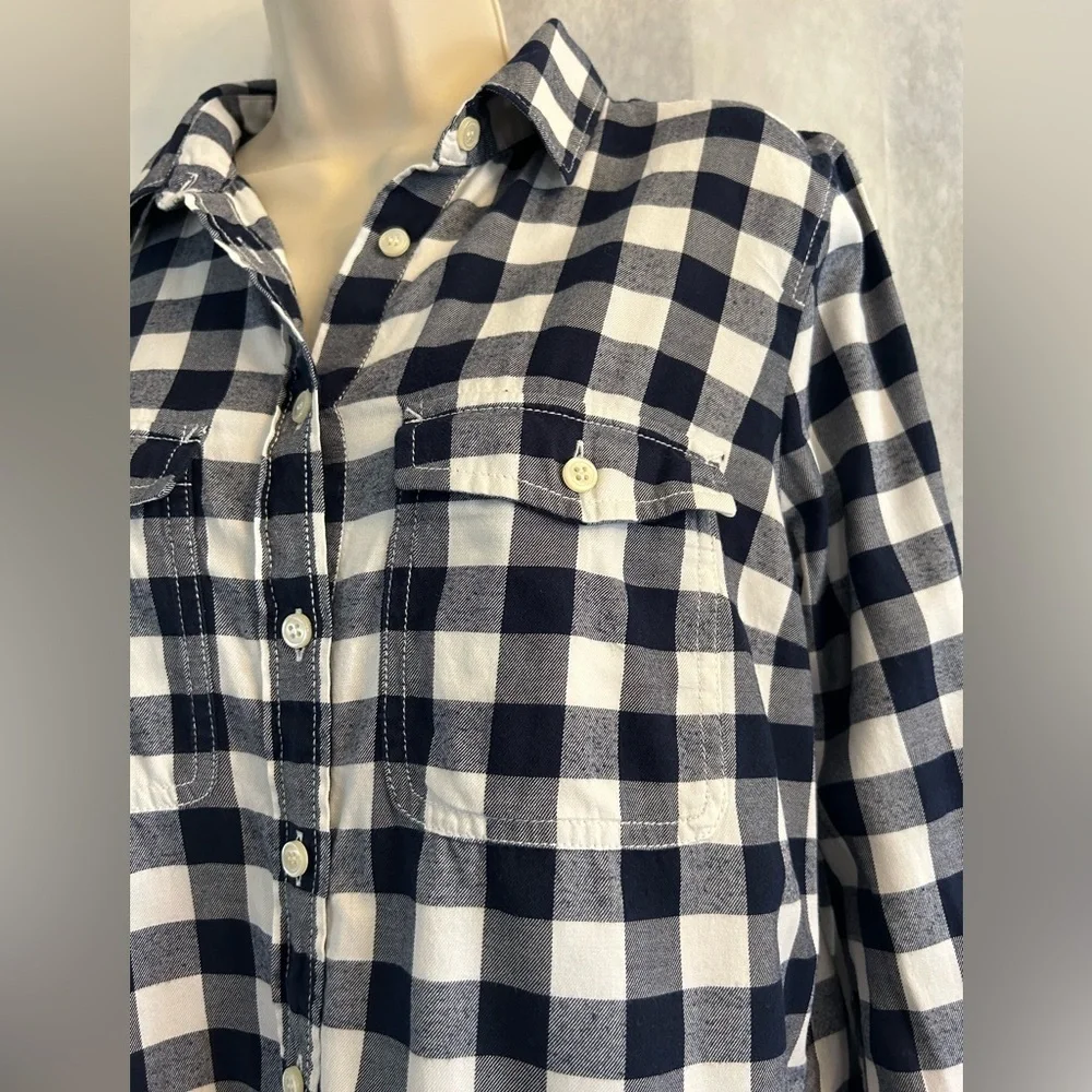 J.‎ Crew women’s Navy & White Checkered button down Shirt with pockets Sz-M AA18